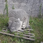 Tête de la Fontaine d'Aigues-Vives abandonnée à Junas par la mairie.