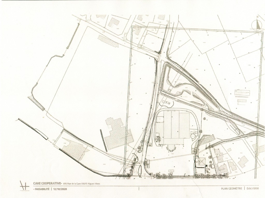 Photo 5 : Projet aménagement Cave coopérative Aigues-Vives (Gard)  Plan géomètre. Absolument  rien n'indique qu'il n'y aura que du médical, le maire ayant écrit " que l'aménageur a déjà des engagements écrits de la part de la pharmacie, des médecins et d'infirmières et que "s'il reste de la surface disponible l'aménageur verra avec ceux qui seront intéressés"(?)